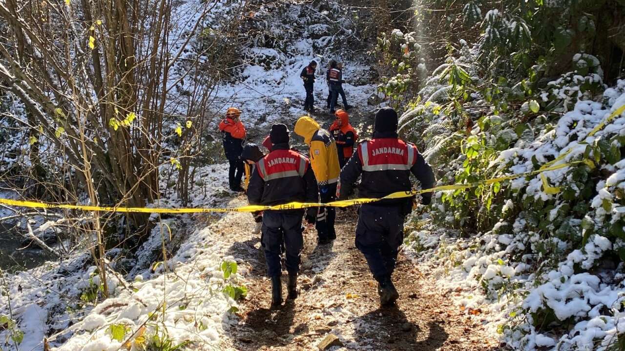 Dere yatağında yarı çıplak erkek cesedi bulundu 5
